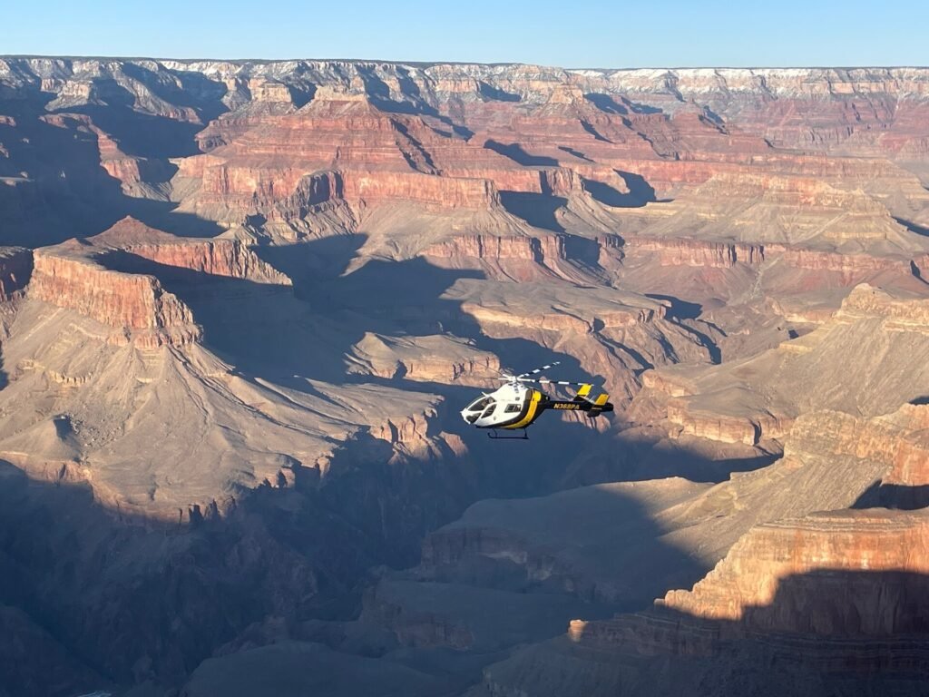 Hélicoptère de secours au-dessus du Grand Canyon