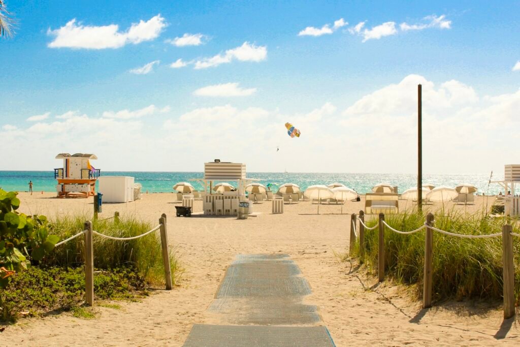 Plage de Floride et cabane de sauveteur