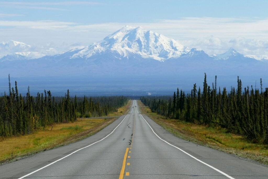 Route vers les montagnes enneigées de l’Alaska