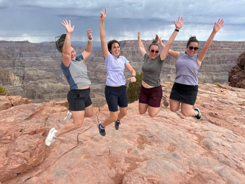 Voyageuses qui sautent de joie au Grand Canyon