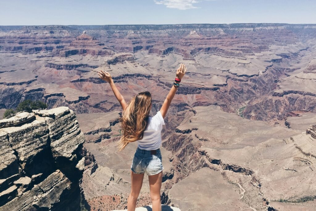 Voyageuse face au Grand Canyon
