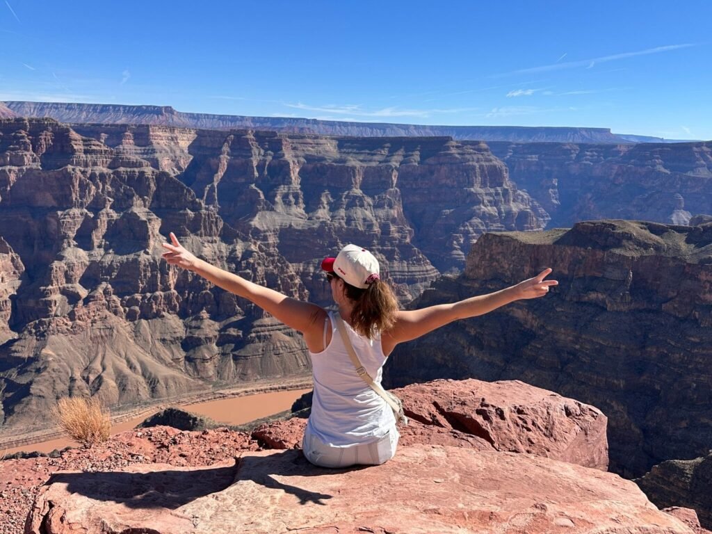 Voyageuse face au Grand Canyon à Guano Point
